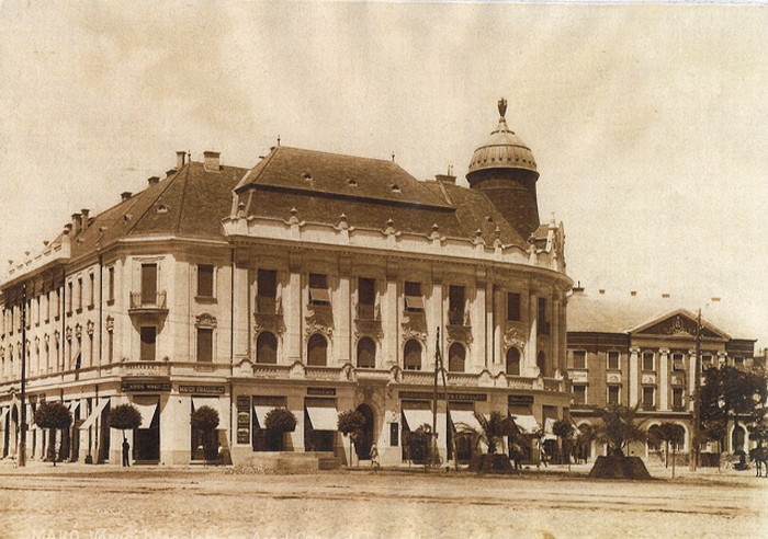 A Bérpalota épülete Makó főterén korabeli képeslapon